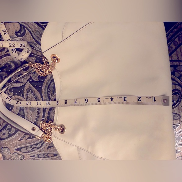 Michael Kors white leather shoulder bag. - Picture 6 of 7